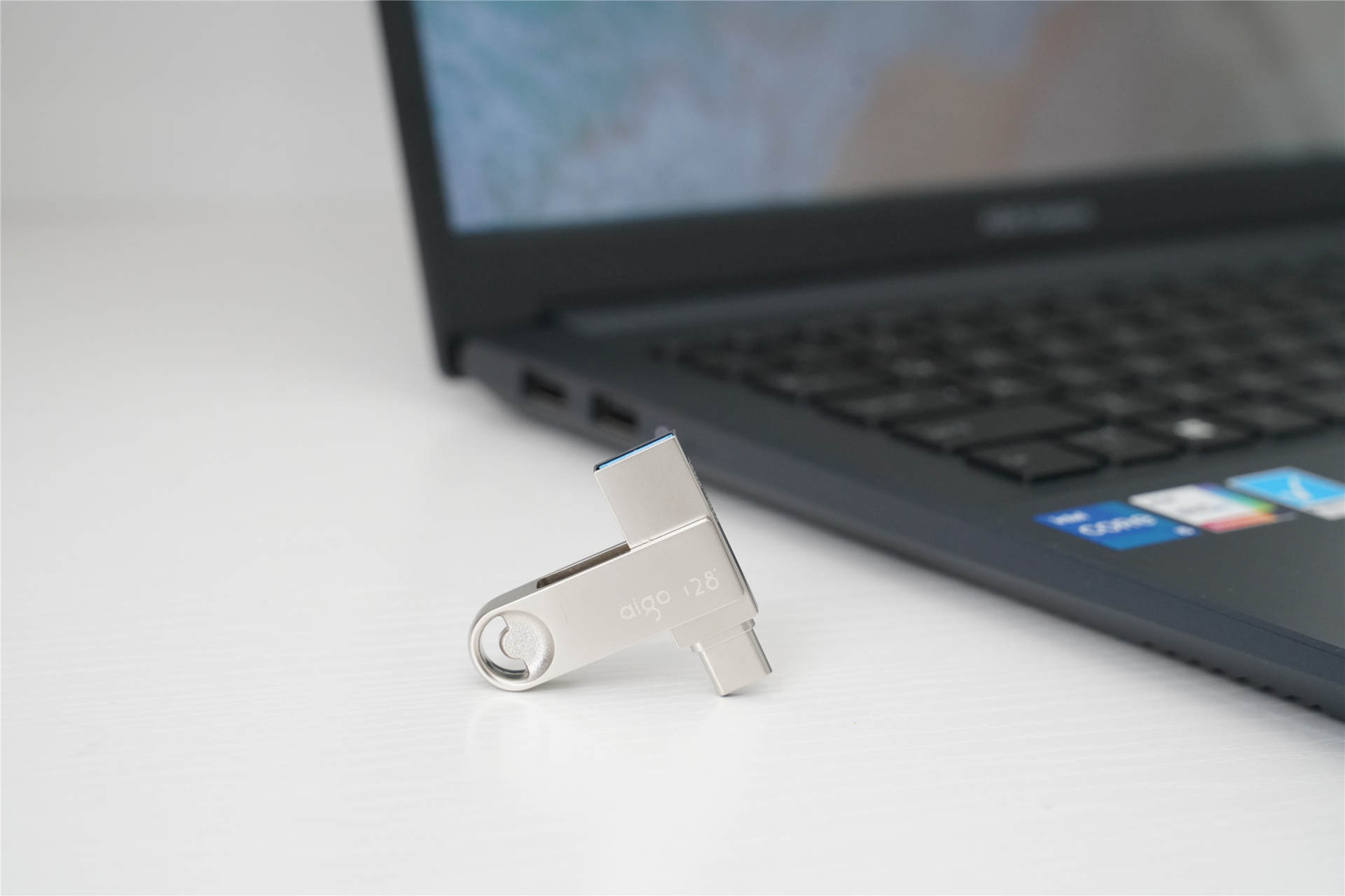 aigo|高颜值高速度，电脑手机都能用，aigo U322优盘评测