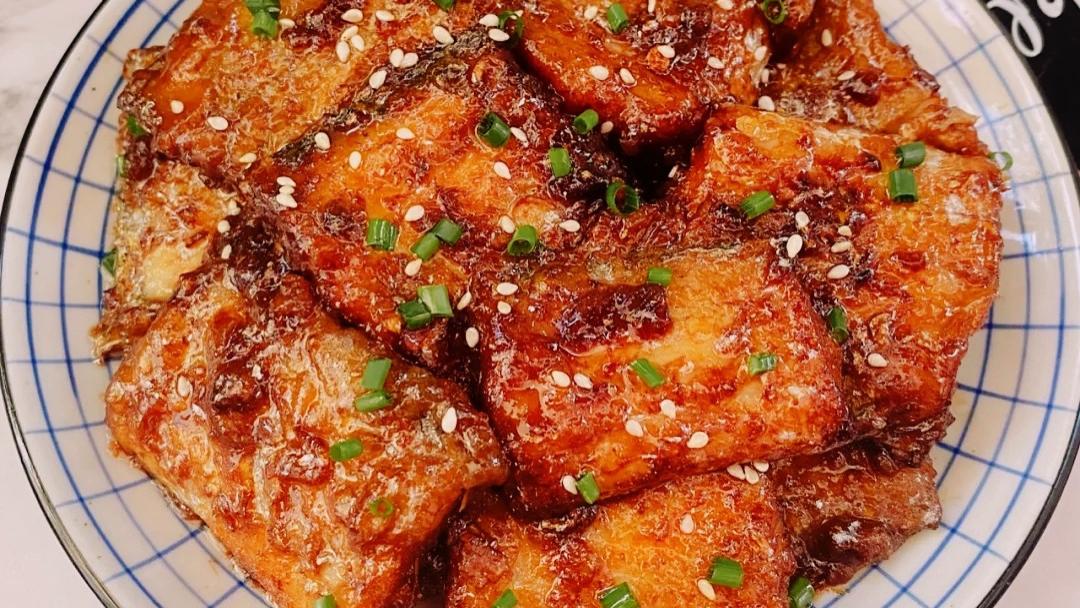 湖南|百吃不腻的特色家常菜：红烧带鱼，蒜蓉蟹柳条，孜然火腿土豆丁