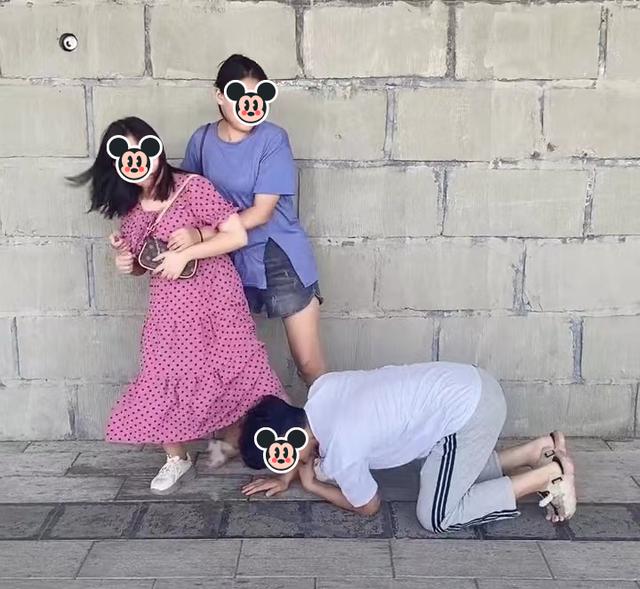 一男子相亲失败,趴在地上阻止对方离开:请你给我个机会吧