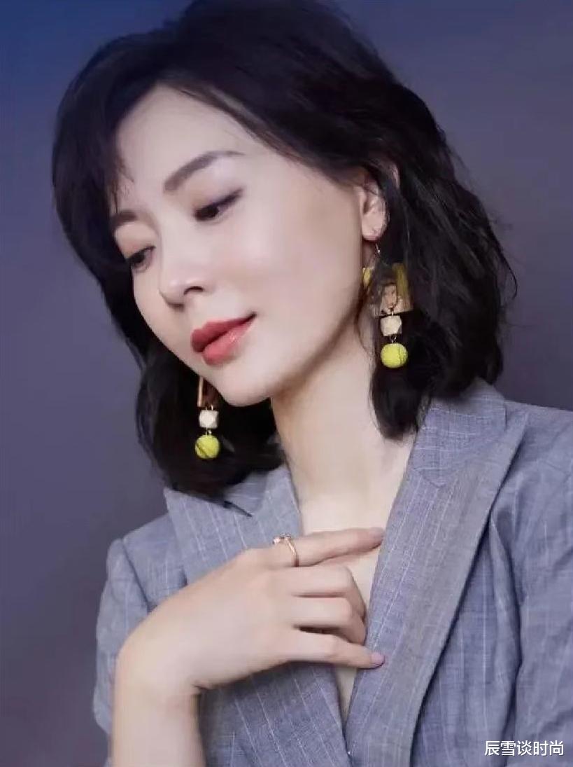 医美 过了40岁的女人：留“过耳”短发更时尚，知性大方又不失女人味