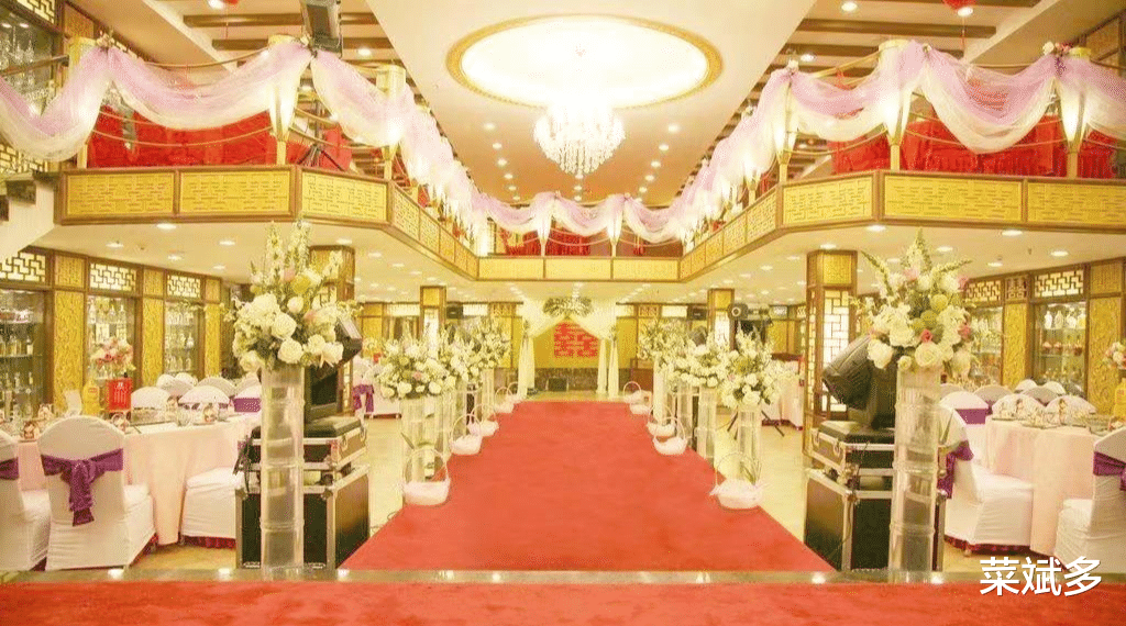小伙参加前女友婚礼,全程一言不发,婚礼结束后竟做出“奇葩事”