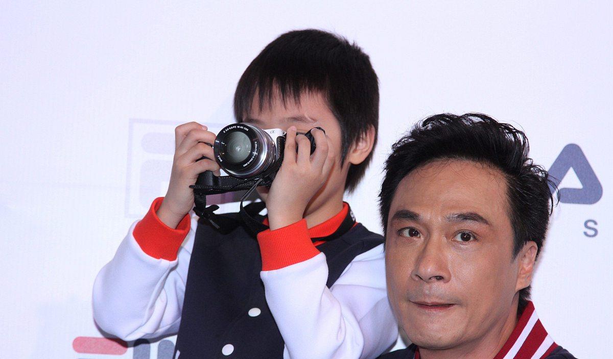 吴镇宇|别的星二代都忙着谈恋爱，只有他忙着“黑”老爹！