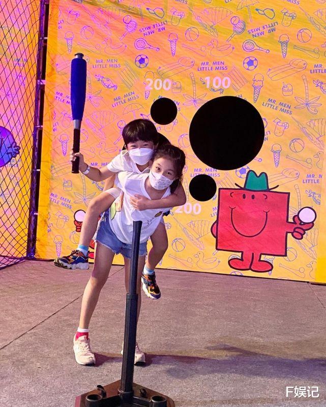 TVB|TVB艺人黄祥兴带家人去主题乐园享家庭乐 一家五口拍温馨全家福