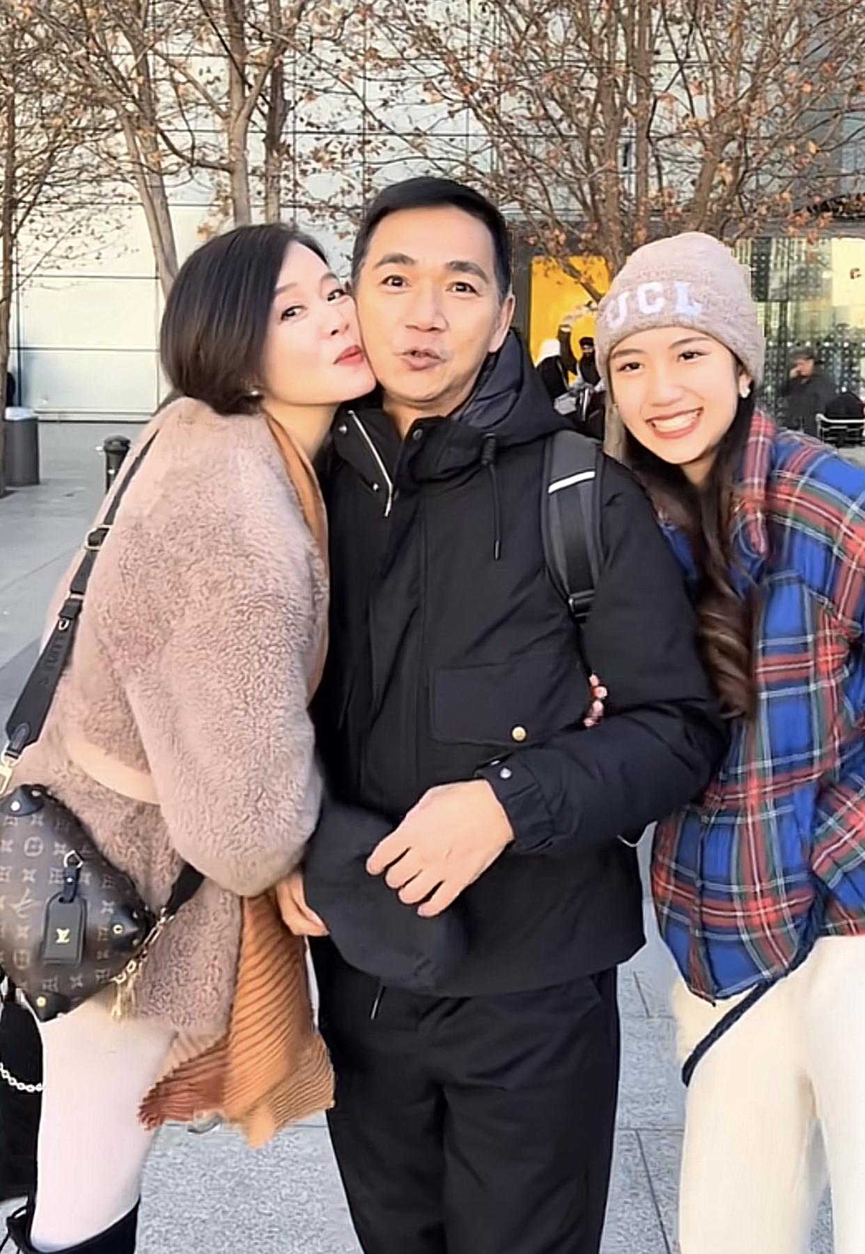 骆达华|港星骆达华远赴英国过年,娇妻街头送吻,学霸女儿亭亭玉立颜值高