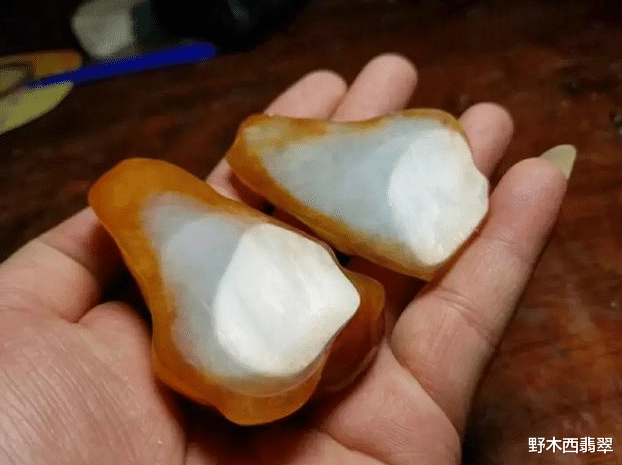 雕刻|种色俱佳的一块黄翡，拿去精心雕刻一番之后，老婆乐得眼睛都快睁不开了