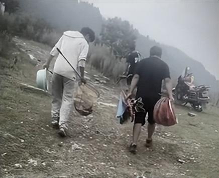 荒野求生|外出钓鱼上演“荒野求生”,20天后仨小伙儿带着许多小鱼干回家