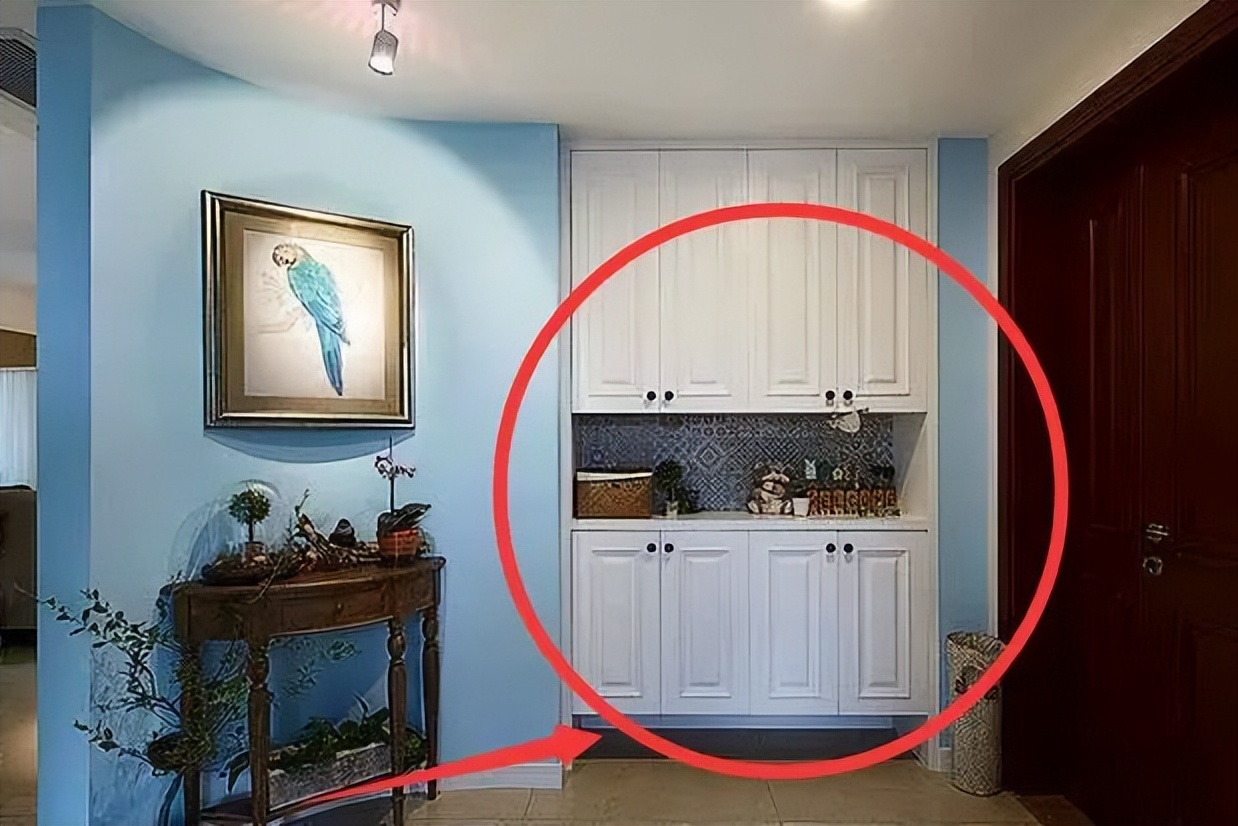 没空给13万老婆装修,结果一进门就被吓到,电视背景墙太丑了