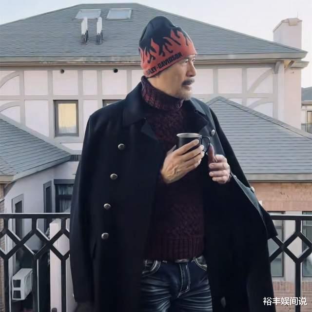 徐锦江|徐锦江大年初七开工！亲自教导两位美女学生画画，巨大铜像引关注