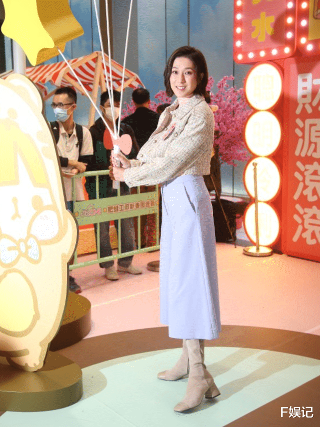 钟嘉欣|钟嘉欣晒和儿子在机场的温馨合影 母子俩回家与家人一起过春节