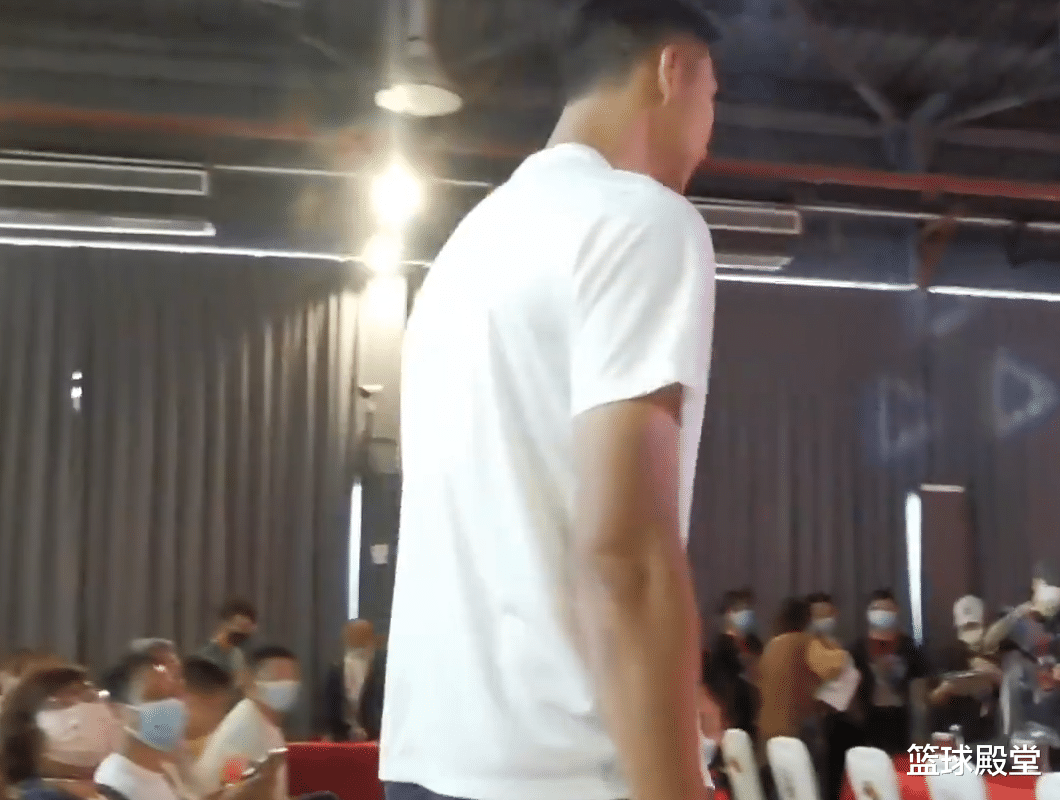易建联|阿联终于现身！入场走T台如男模，与人打招呼表情谦逊，入座腼腆