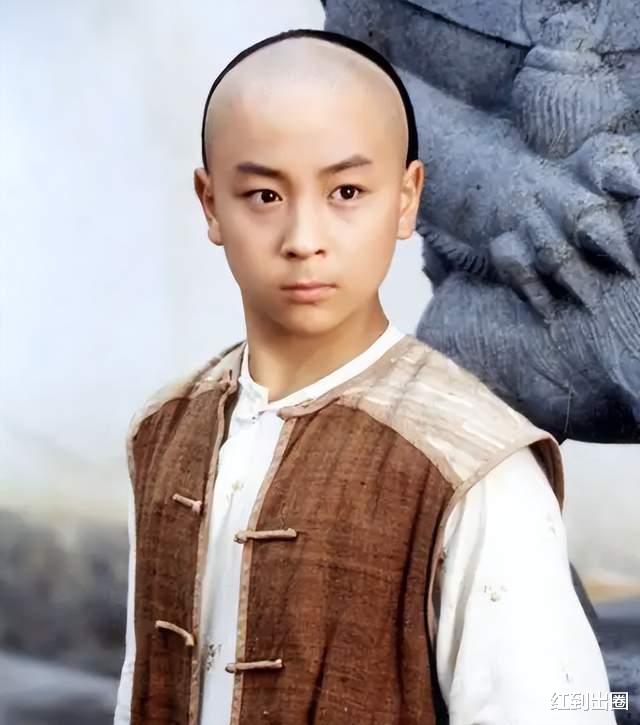 释小龙|释小龙老婆带娃出游被拍，女儿正面照首曝光，保姆司机随行照顾