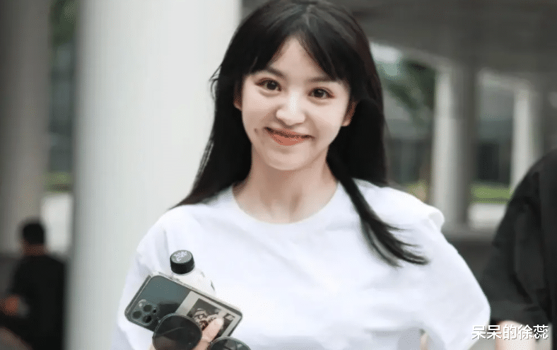 王冰冰|沉寂4月,32岁王冰冰终回归,央视将其放在首行,网友评价好一致