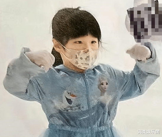 钻戒|黎明妻子带4岁女儿逛百元店，表情严肃当众训孩子，手上钻戒抢镜