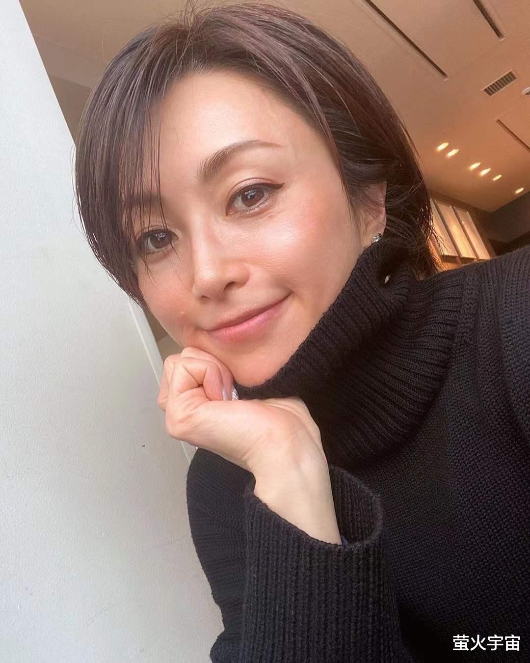 酒井法子|50岁酒井法子状态越发优秀，端庄挺拔散发知性美，首公开儿子照片相貌俊俏