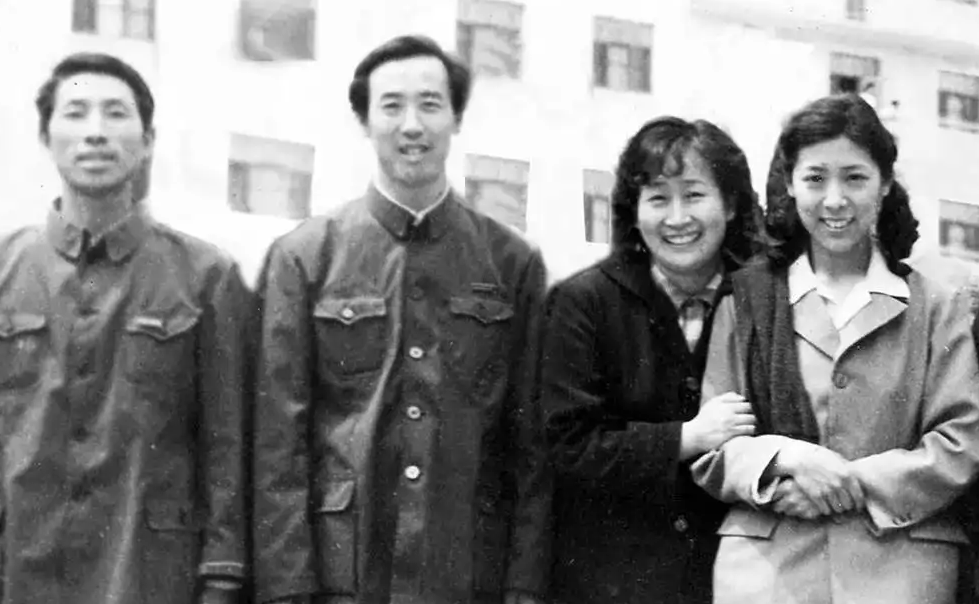 关牧村|歌唱家关牧村: 与家暴前夫离婚，带儿子嫁高官，如今她怎么样了？