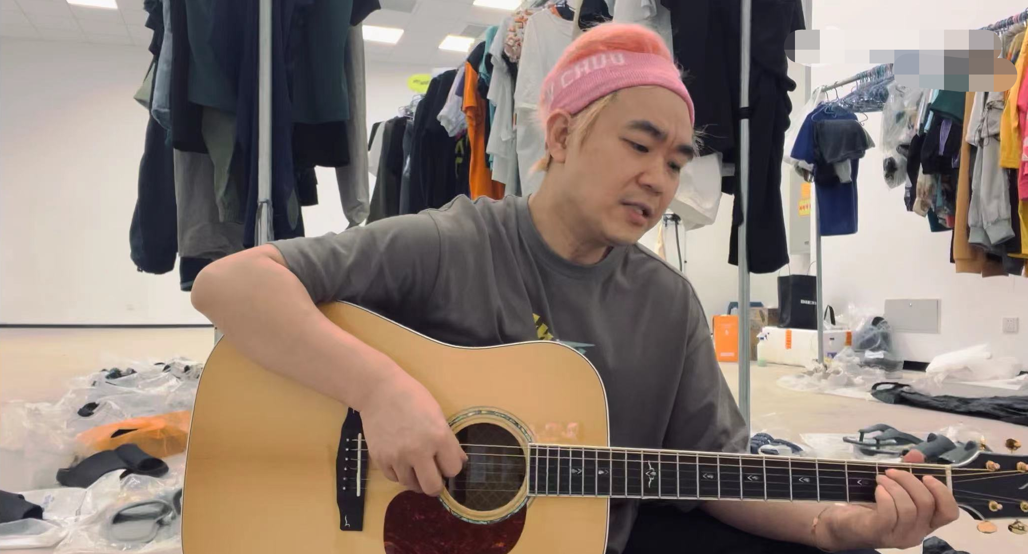 赵英俊|赵英俊45岁冥诞众星悼念！薛之谦带一车花去墓地，手牵赵母不忍泪目