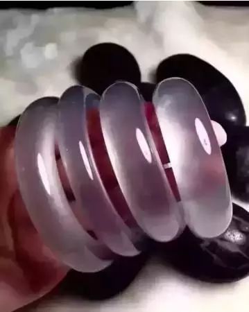 翡翠|如夜明珠般的玻璃种原石,全拿来车珠子了,100万也要打水漂!