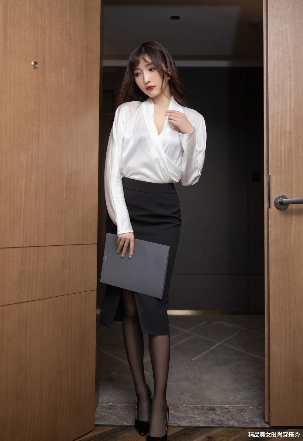 穿衣搭配|白衬衫搭配黑色半身裙,干练又不失精致,简约却不简单,时尚性感