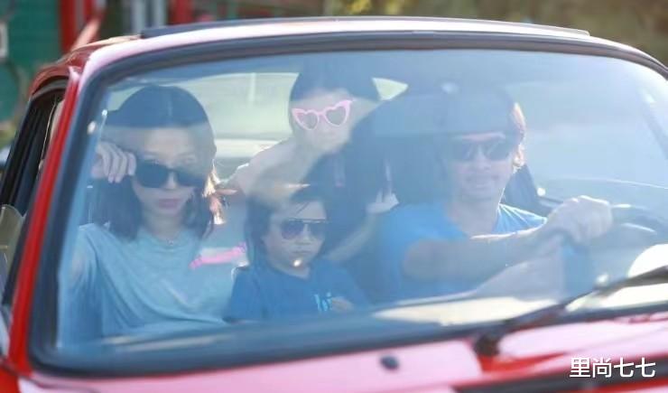 钟嘉欣|钟嘉欣一家四口同框!大孕肚即将临盆,俩孩子和老公共用一张脸