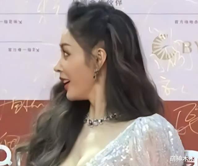 陈都灵|北影节红毯名场面:陈都灵脱妆被李一桐艳压,时代少年团抢麦出圈