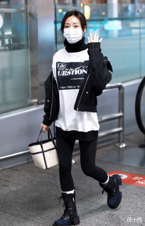柳岩|“柳岩”怎么不走性感风了？机场穿黑白配休闲装，素颜也很显年轻