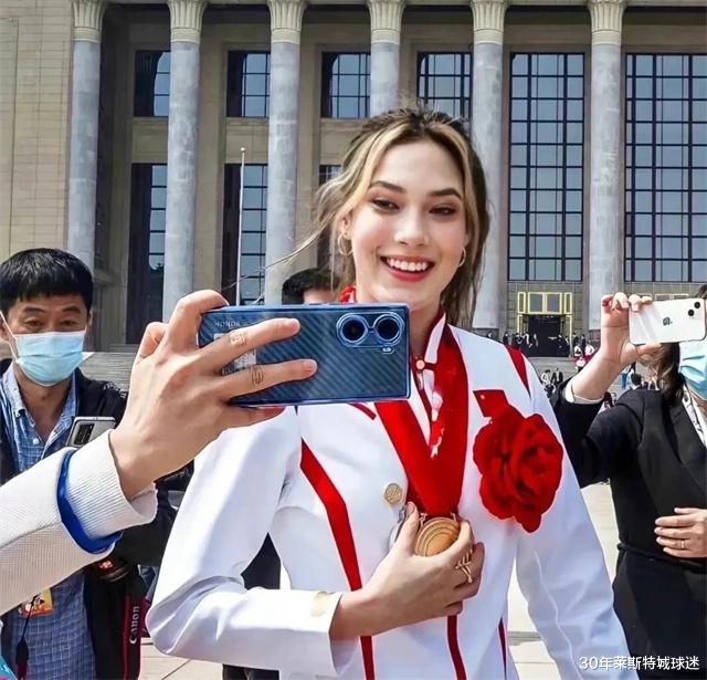 谷爱凌|谷爱凌回美国参加慈善活动，曝门票约20万元，中国姥姥赴美很开心