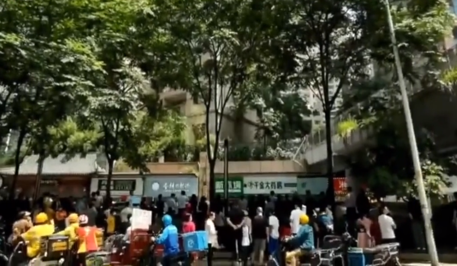 揪心!湖南长沙一小区发生跳楼事件,疑小伙伤人后从21楼跳下