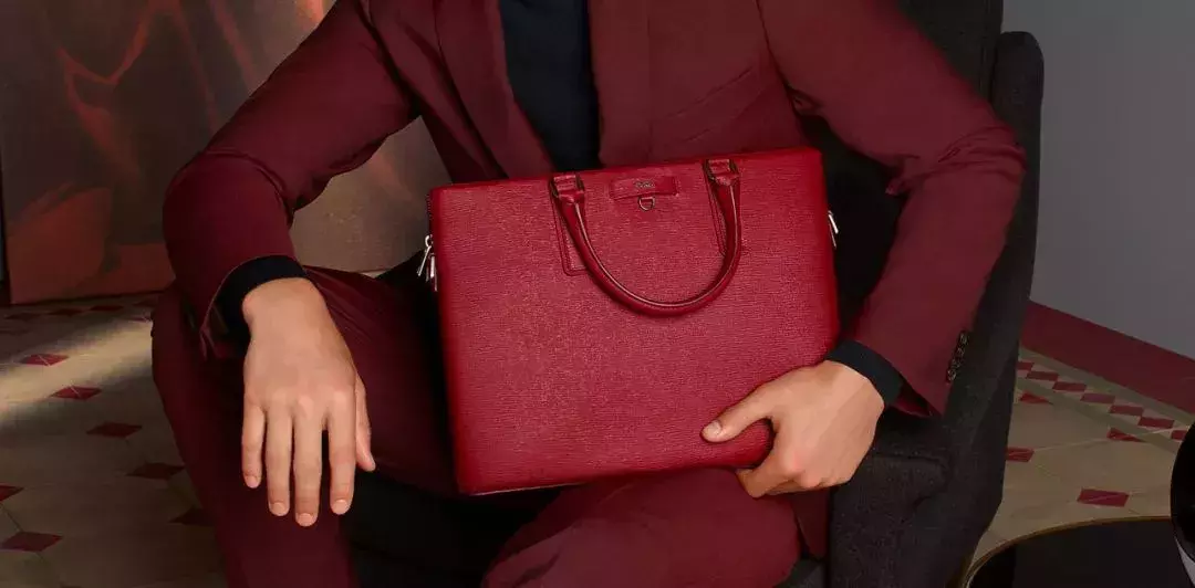 包包丨与冬天绝配的「皮革包」,去这些品牌里选