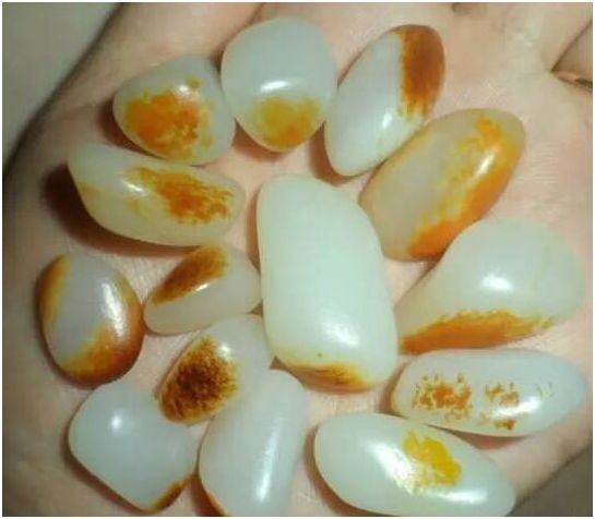 和田玉籽料|怎样识别和田玉籽料、皮色