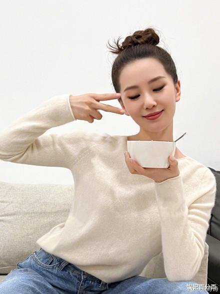 迪丽热巴|刘诗诗晒腊八六连拍，手拿腊八粥比耶，白色羊毛衫搭配牛仔裤，元气满满有活力