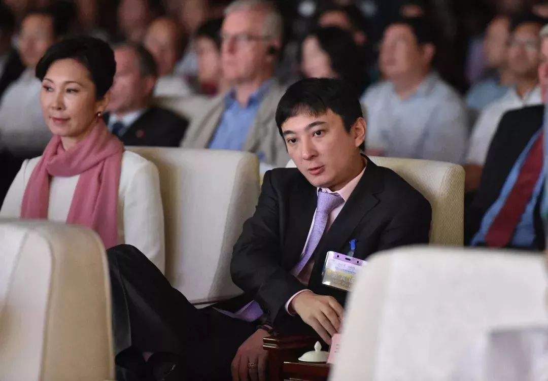 王思聪|34岁王思聪骑马照曝光!年轻少女相陪,身穿粉色衣服变身白马王子