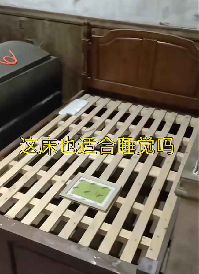 重庆男子入住酒店,发现屋内摆4口棺材,员工:这是我们的特色