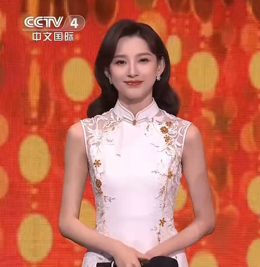 李思思|李思思不愧是春晚台柱子!穿旗袍身材辣过马凡舒,同款口红大爆火