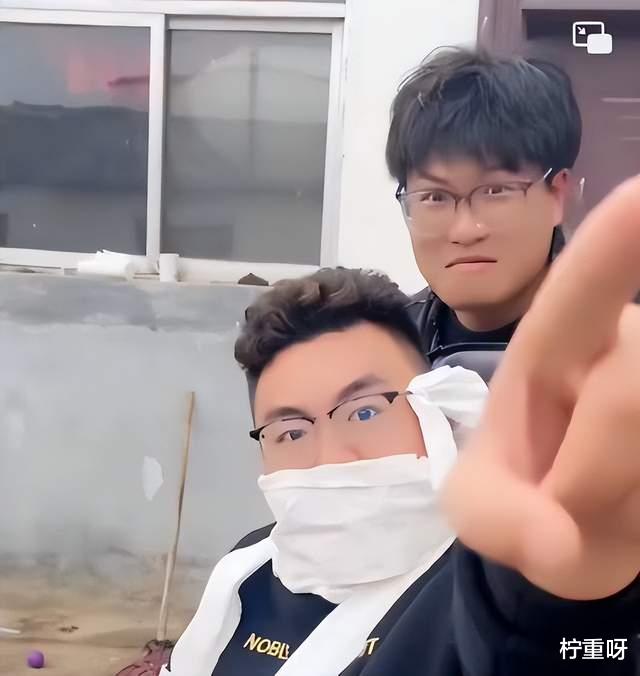 |姚家男儿直播被带节奏,男儿霸气回应喊口号,威静彻底走错路了