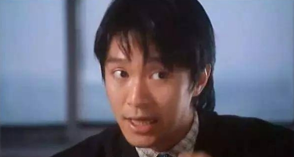 周星驰|周星驰近照状态大好！60岁仍皮肤光滑没皱纹，直言要选有头脑的人