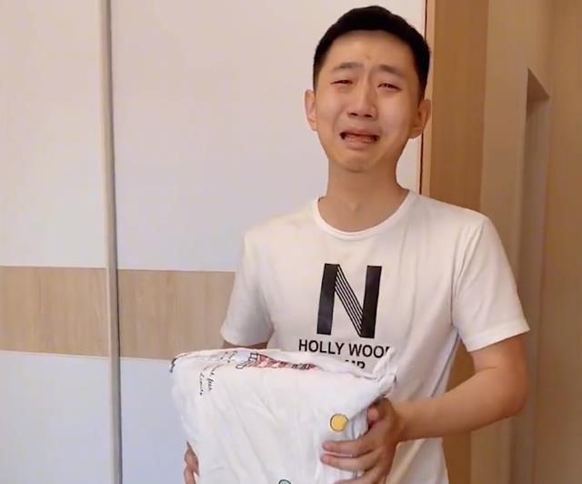 吉林一抗疫护士偷偷回家,丈夫反应让她笑哭:网友:真爱,错不了