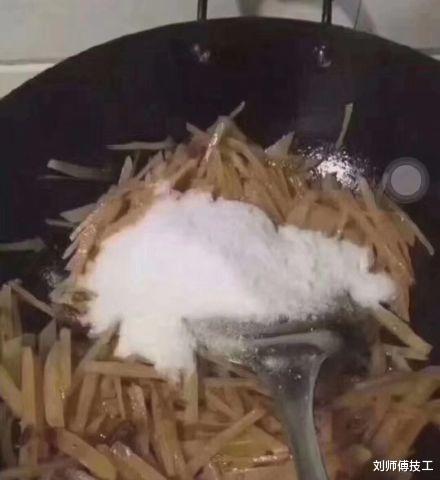 |“钓鱼钓出来个破石头，看起来很值钱”还是放回去心里踏实点！