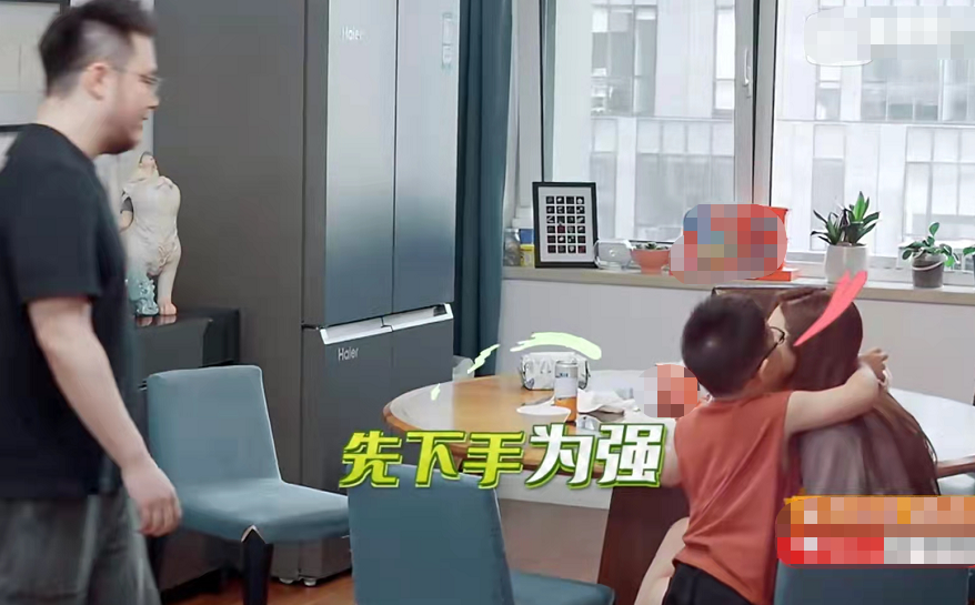 宋丹丹|宋丹丹4岁孙子罕露面,浑身肉乎抱着妈猛亲,五官与爸似复制粘贴