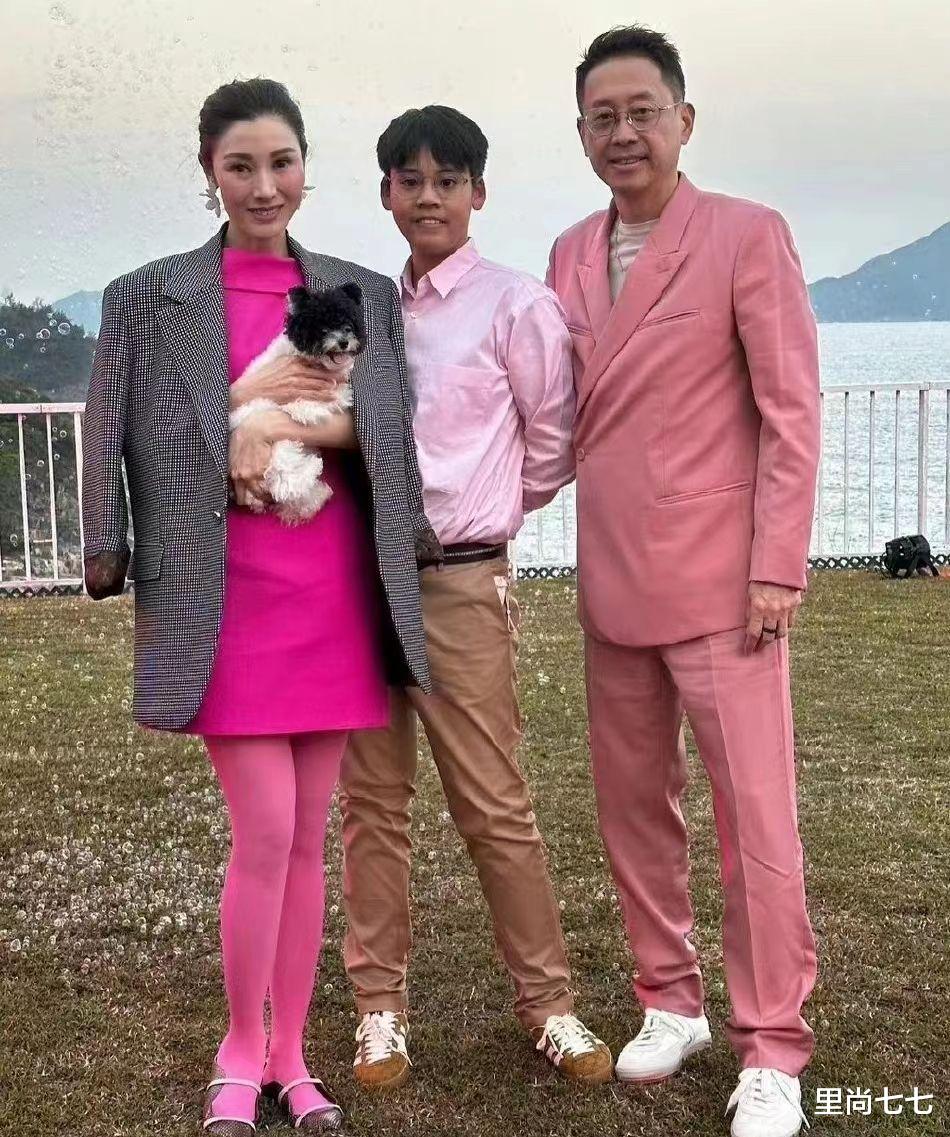 李嘉欣|李嘉欣一家三口开派对,穿粉丝袜有点土,儿子一嘴龅牙太影响颜值