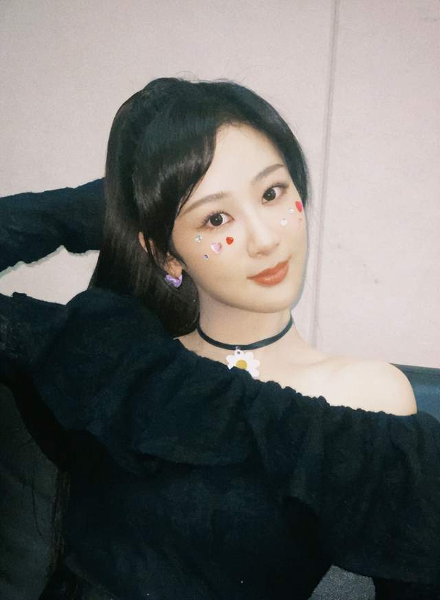 杨紫|杨紫可爱露肩装