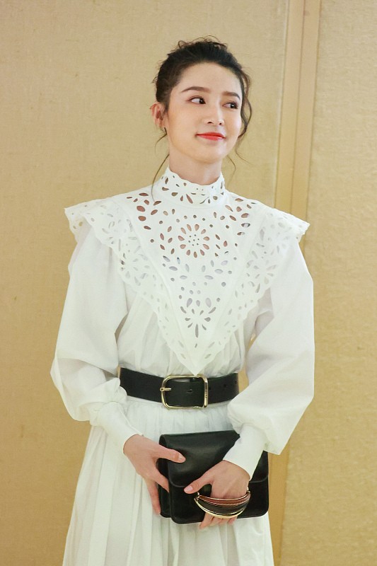 穿衣搭配|李沁笑起来真的很甜,穿着镂空白裙简约清纯,真像个“小姑娘”