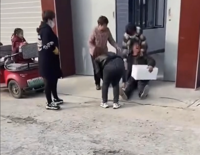 婚前协议太欺负人!女孩打胎装盒,男孩父亲抱着盒子跪地痛哭