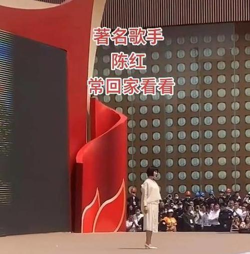 陈红|52岁歌手陈红近况曝光,现身商演现场,小腿粗壮略发福