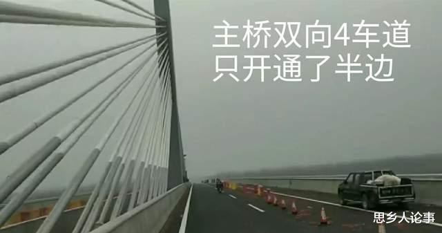 潜江汉江大桥元旦刚通车没几天,就有人酒后任性开车刮蹭桥沿翻车