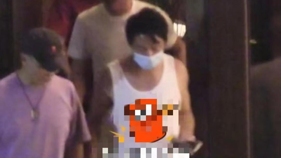 潘粤明|48岁潘粤明瘦到认不出，穿背心短裤不修边幅，聚餐未见女友在身旁