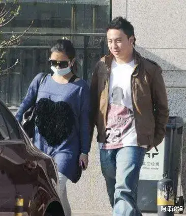 何洁|刚生三胎就离婚，婚戒都摘了？