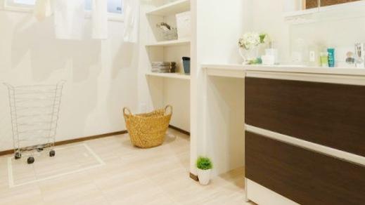 洗漱区真该跟日本学学，动线优化得更合理，腾出空间还能实现晾衣