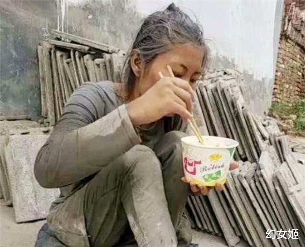 案例:水泥妹卖惨走红,现实却开豪车,被网友揭穿后老公与她离婚