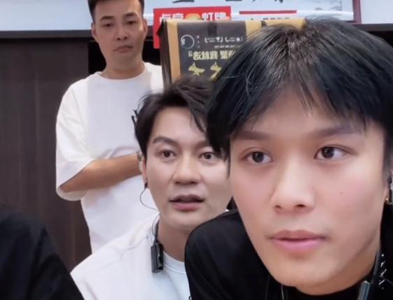 李晨|李晨出现小杨哥直播间，跟不上带货节奏被无视，网传出场费1500W