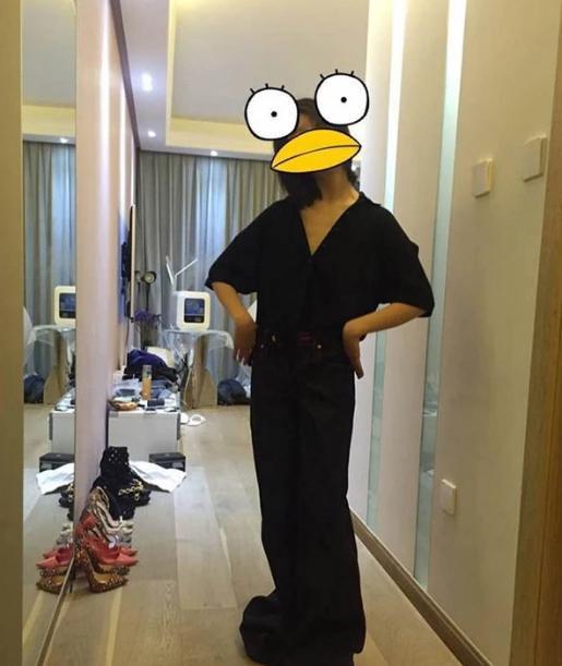 周冬雨晒出自己住的房子,靠墙放了一排高跟鞋,进门都快没空间了